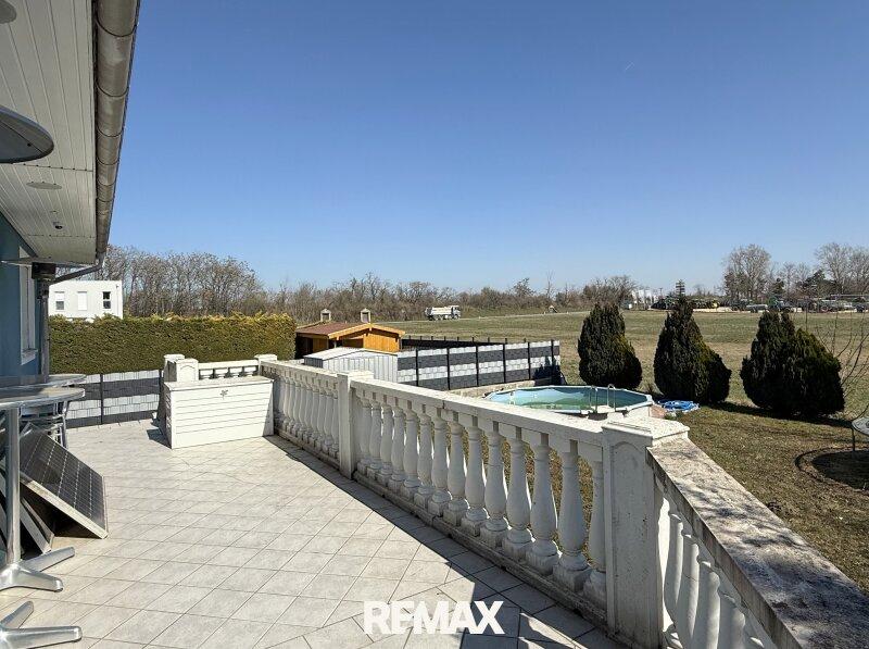 Terrasse mit Blick aufs Feld
