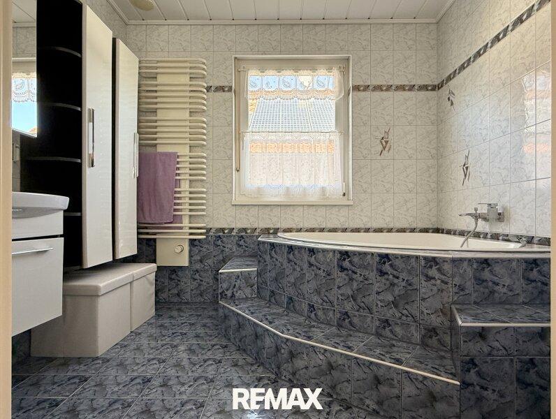 Badezimmer mit Eckbadewanne