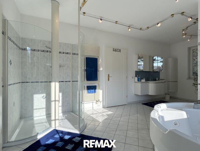 Badezimmer mit Dusche und Whirlpool - Obergeschoss