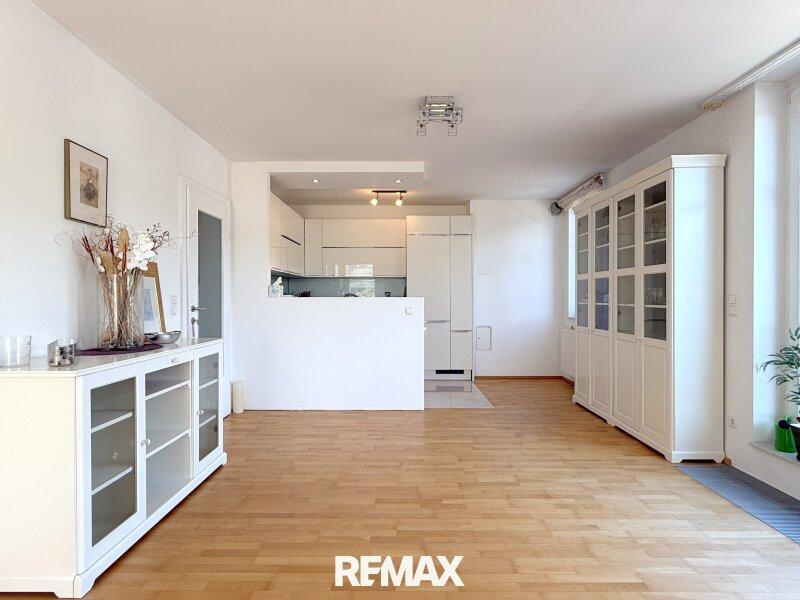 Wohnzimmer mit offener K�che