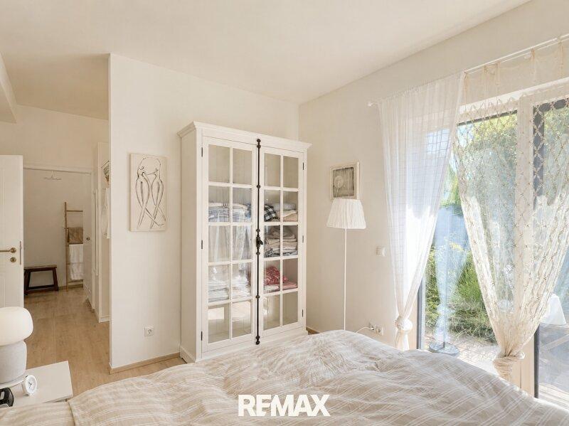 Schlafzimmer mit Garderobe und Badezimmer