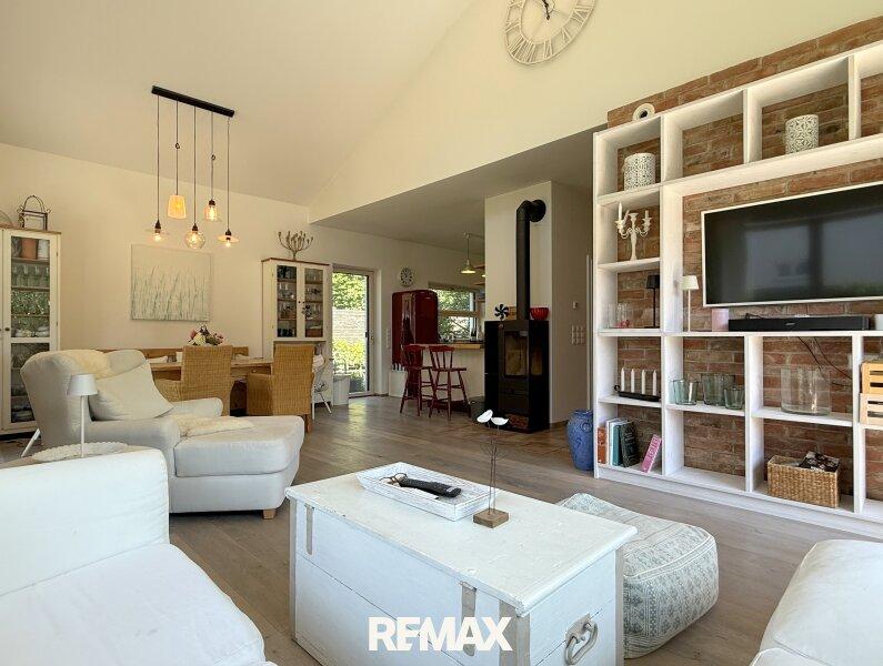 Wohnzimmer mit offener K�che