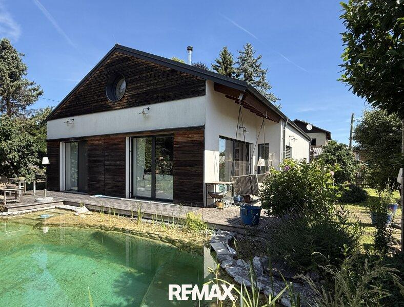 Naturpool mit Haus