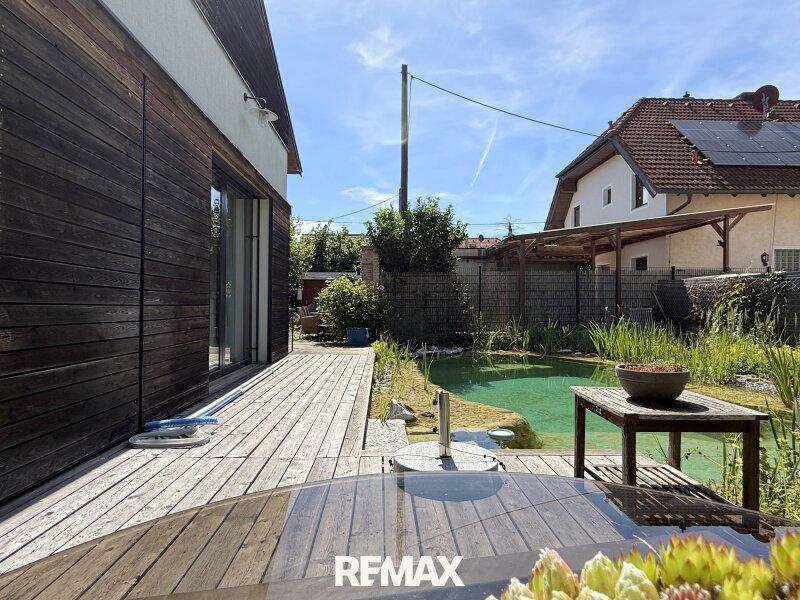 Terrasse und Naturpool