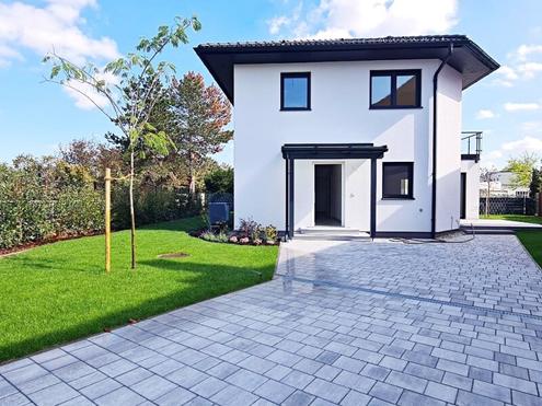ANKOMMEN & WOHLFÜHLEN, traumhaftes Einfamilienhaus mit Terrasse und Garten, 4 Zimmer, Wohnküche, Wannenbad, Klimaanlagen, Ruhelage, Erstbezug