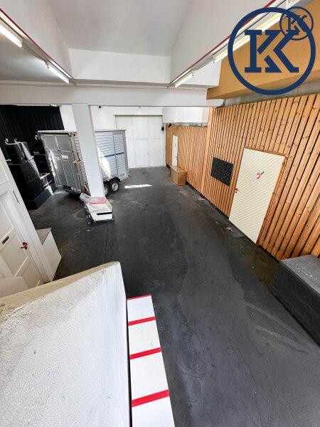 Halle mit Eing�ngen zum Studio