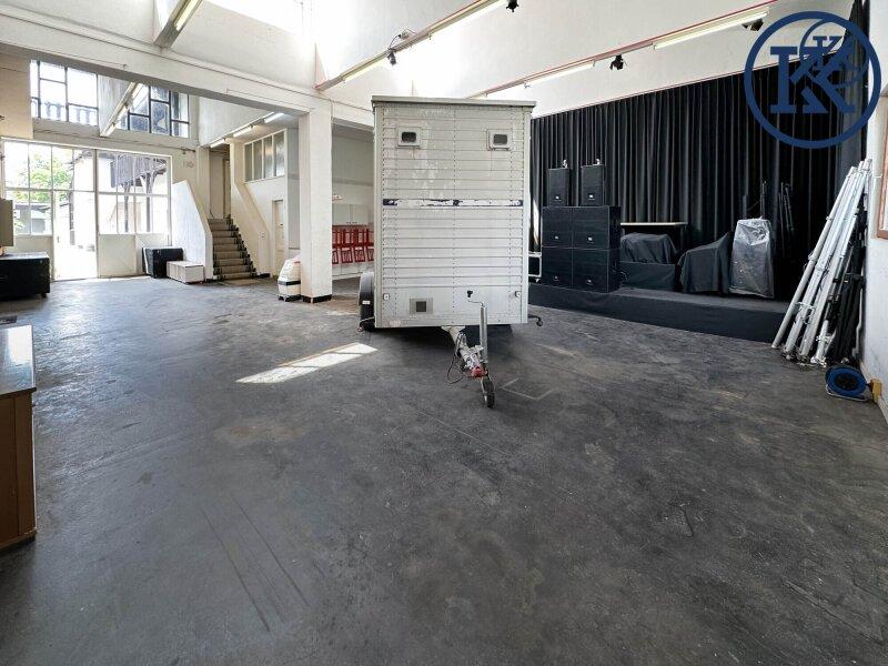 Halle mit B�hne