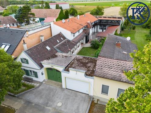 Charmantes Bauernhaus mit gro�em Grundst�ck, langgezogenem Hof, 2 Wohnungen und einem Swimmingpool