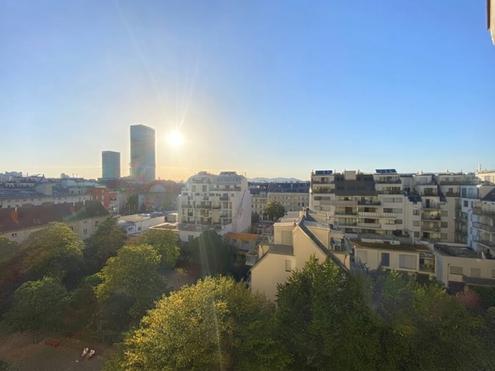 HERRLICHER FERNBLICK vom 7. STOCK! Wohnung mit LOGGIA zu SANIEREN!