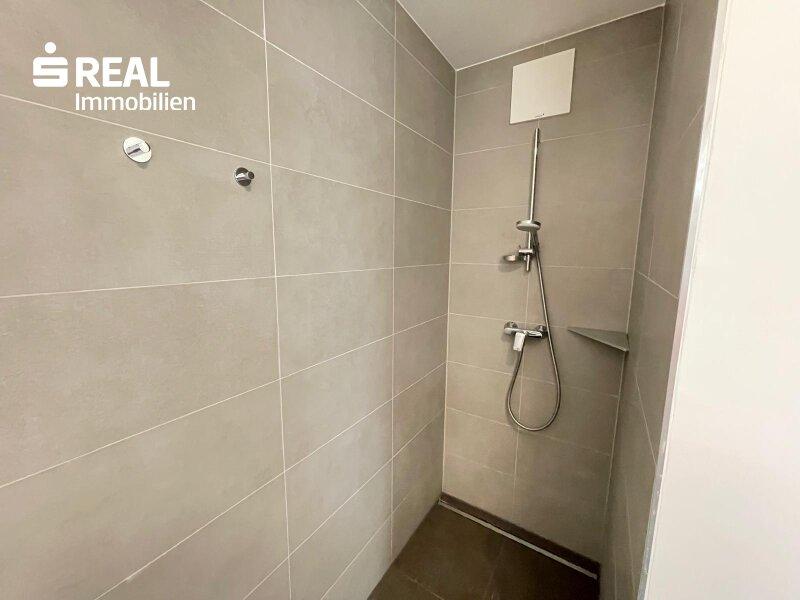 Bad mit Dusche Perspektive 2