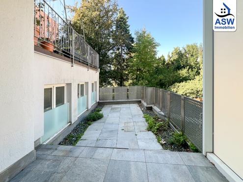 Zentrale Lage: Modern-sanierte ca. 77 m2 Altbauwohnung 2-R�ume mit Terrasse in der Hauptstra�e