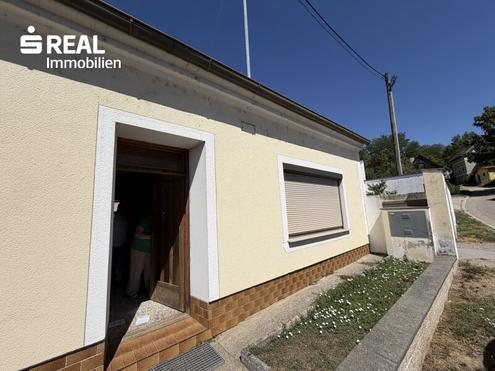 Haus in Loidesthal mit Terrasse, Garage und viel Potenzial zur Sanierung! Besichtigung am Freitag, 16.10.2026 von 14-16 Uhr, Terminreservierung erbeten!