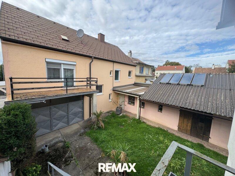 Hausansicht mit Garten