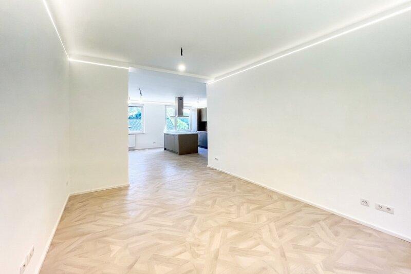 Wohnzimmer mit Sicht auf die K�che mit Essbereich