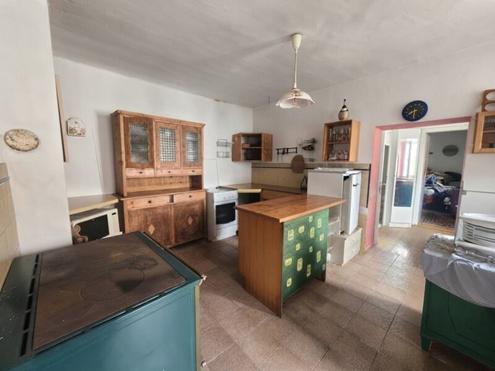 Traditionelles Bauernhaus mit gro�em Grundst�ck & Nebengeb�uden - sanierungsbed�rftig in 2051 Zellerndorf