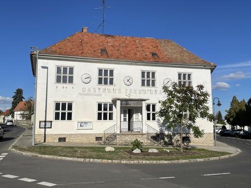 EINDRUCKSVOLLES GEB�UDE IM ZENTRUM VON SCHATTENDORF -- EHEM. GASTHOF MIT GASTSTUBE/FESTSAAL/B�HNE/TERRASSE UND ZIMMERN!
