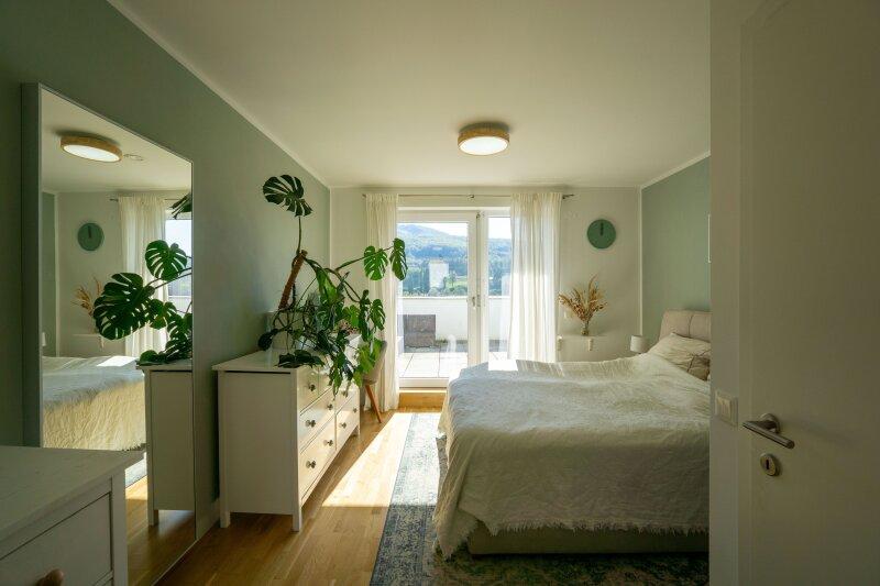 Schlafzimmer mit gro�er Terrasse im Obergescho�