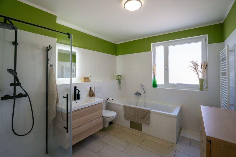 Badezimmer mit Waschtisch, Dusche, Wanne und Sprossenheizk�r