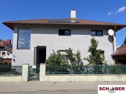 Großzügiges Zweiparteienhaus mit Salzwasserpool, Terrassen und Top-Anbindung