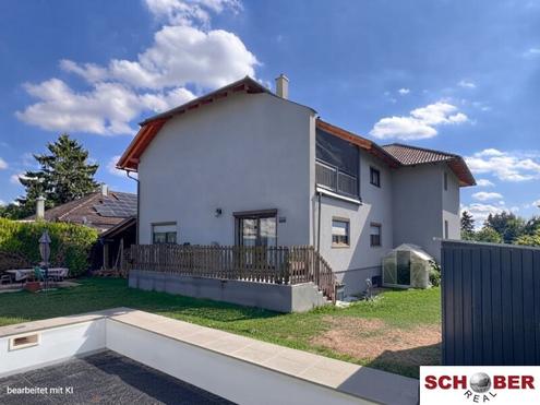 Zweifamilienhaus mit Salzwasserpool, Terrassen und Top-Anbindung