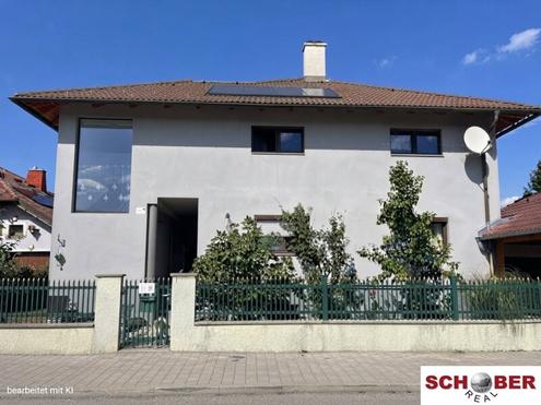 Gro�z�giges Zweiparteienhaus mit Salzwasserpool, Terrassen und Top-Anbindung