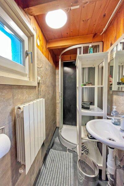 Bad mit Dusche und WC