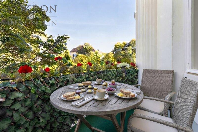 Fr�hst�ck am Balkon mit Gr�nblick (KI hat den Tisch gedeckt)
