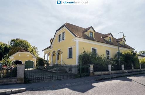 2305 Kopfstetten - Stilvolles Haus mit Seele: Villa mit Bogenarkaden, Kachelofen und viel Platz zum Leben
