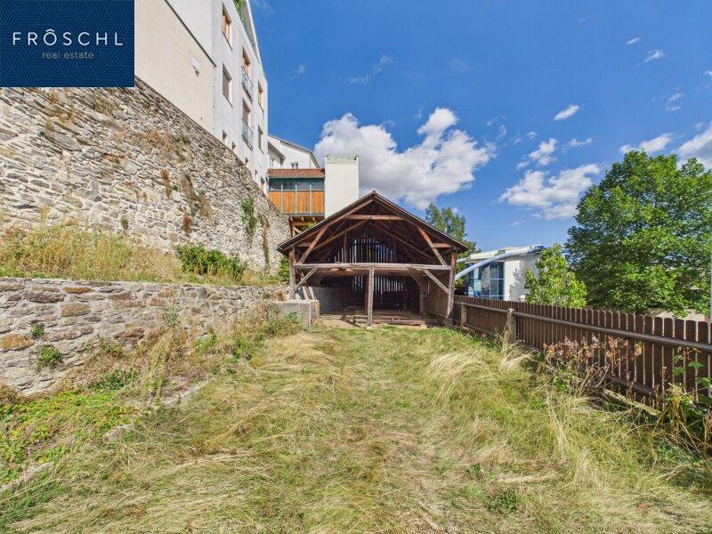�berdachter Holzlagerplatz am Gartengrundst�ck