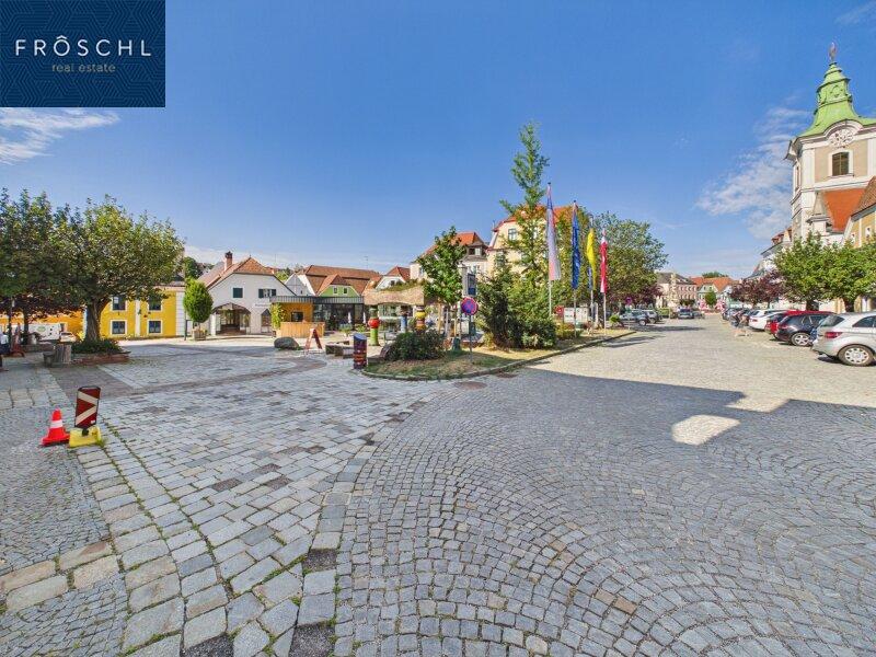 Blick vom Eingang �ber den Hauptplatz und Hundertwasserbrunn