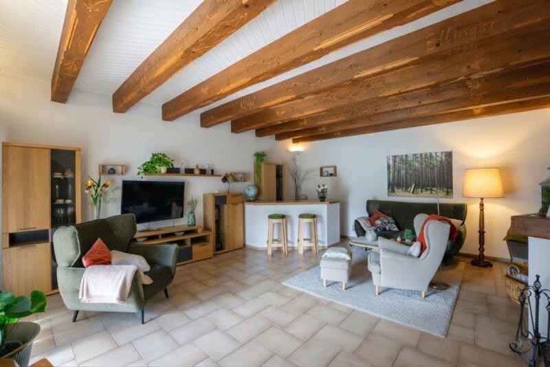 Wohnzimmer mit Fu�bodenheizung, Kachelofen und offenem Kamin