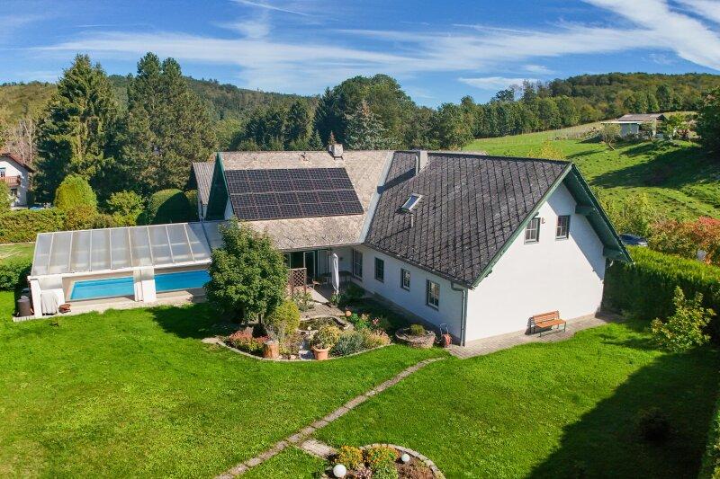 S�dwestseitige Ansicht mit Garten und Pool