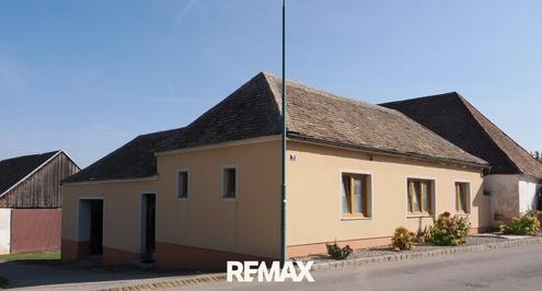 "Bauernh�uschen mit Innenhof und gro�e Lagerhalle"