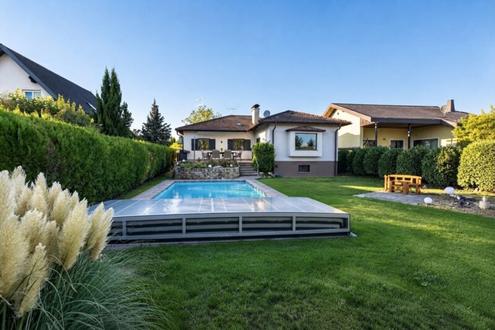 Gro�z�giges Einfamilienhaus mit 257 m� Gesamtfl�che, Pool, Sauna und traumhaftem Garten