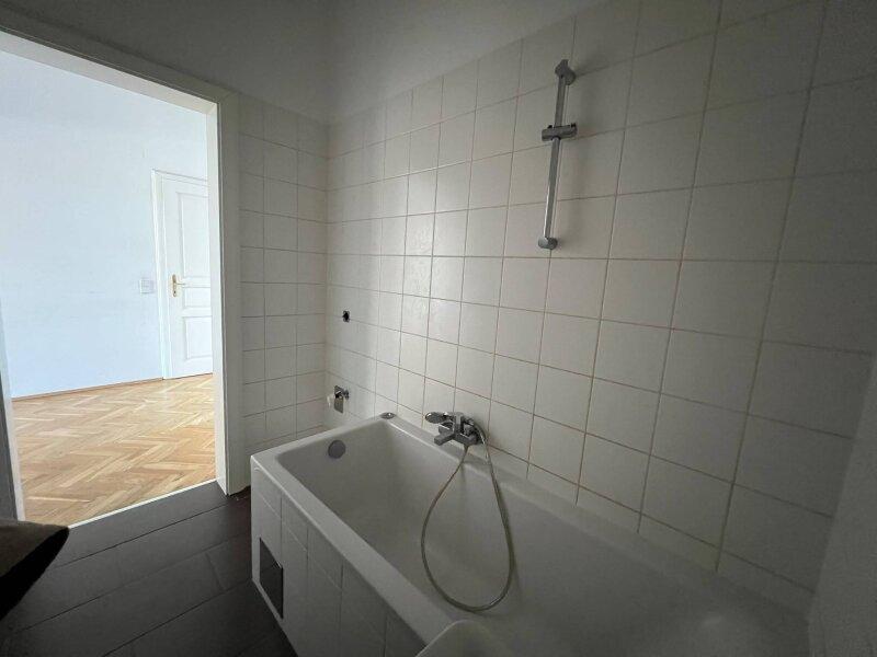 Bad mit Wanne