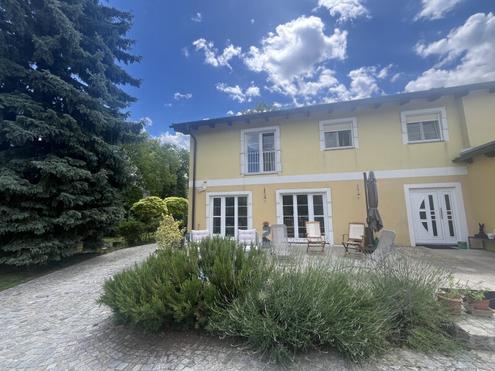 Wohnen Sie noch oder leben Sie schon Überragende Liegenschaft im Bezirk Baden - Pool, Nebengebäude, landwirtschaftliche Flächen
