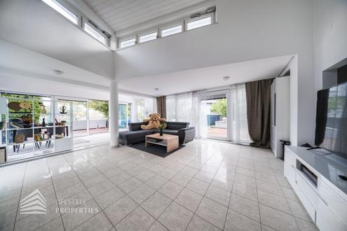 Elegantes Einfamilienhaus am See mit gro�z�giger Terrasse und Garten