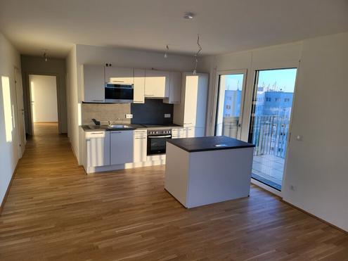 Exklusiver Neubau im 10. Stock mit Seeblick, Kochinsel & gro�z�gigem Balkon - moderne 3-Zimmer-Wohnung
