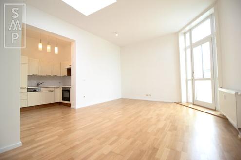 Traumhaftes DG-Juwel nahe Mariahilfer Stra�e: Smarte Stadtwohnung mit Balkon & ca. 20 m� Flachdach!