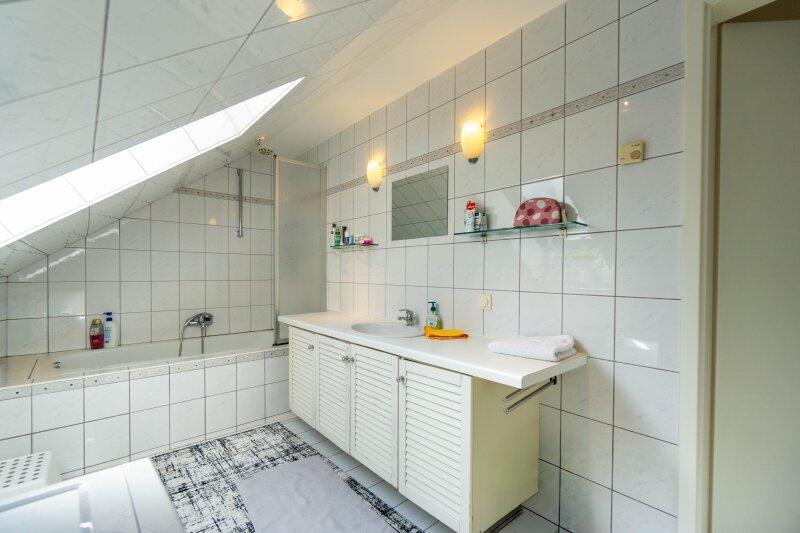 Badezimmer mit Badewanne und Waschmaschinenanschluss DG