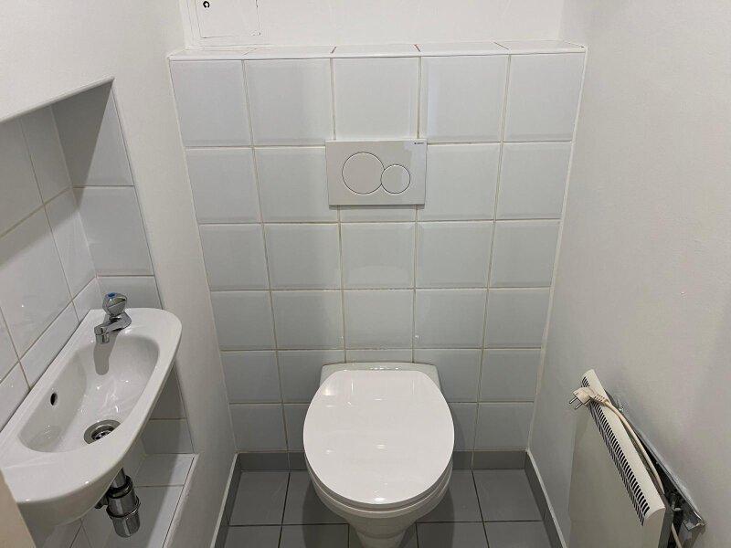 separates WC