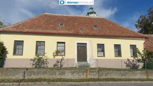 3730 Roggendorf: Historisches, ehemaliges Schulgeb�ude (Baujahr 1811) mit optionalen Gr�nlandfl�chen