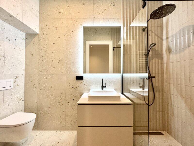 Bad mit Dusche und WC