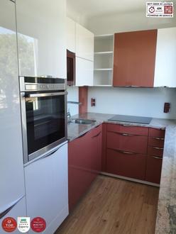 Modernes Wohnen mit Kleinstadt-Charme: Frisch sanierte, lichtdurchflutete, elegante 2 Zimmer Wohnung mit hochwertiger K�che in Stockerau