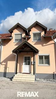 "Modernes Reihenhaus mit Pool, Keller, 2 Stellpl�tze&Garage!"