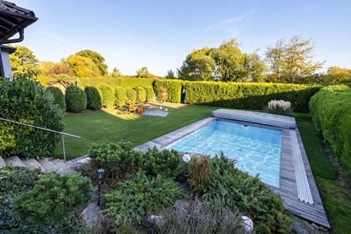 Gro�z�giges Einfamilienhaus mit 257 m� Gesamtfl�che, Pool, Sauna und traumhaftem Garten
