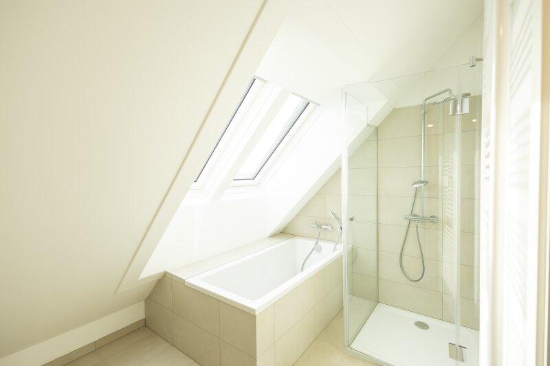 Badezimmer mid Badewanne und Dusche