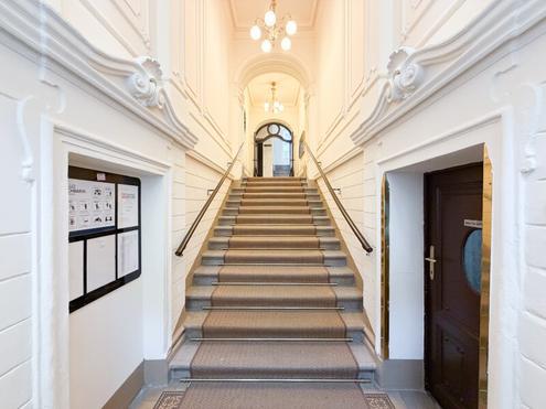 SERVITENVIERTEL: Altbau mit Fl�gelt�ren & Fischgr�tparkettboden