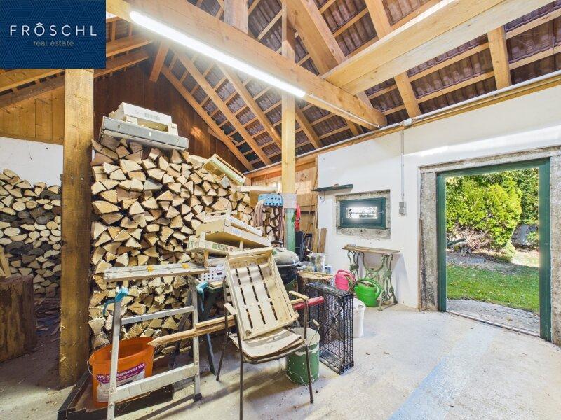 Praktisches Holzlager mit direktem Gartenzugang