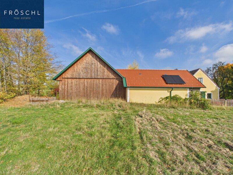 Wohnhaus und Scheune in l�ndlicher Umgebung